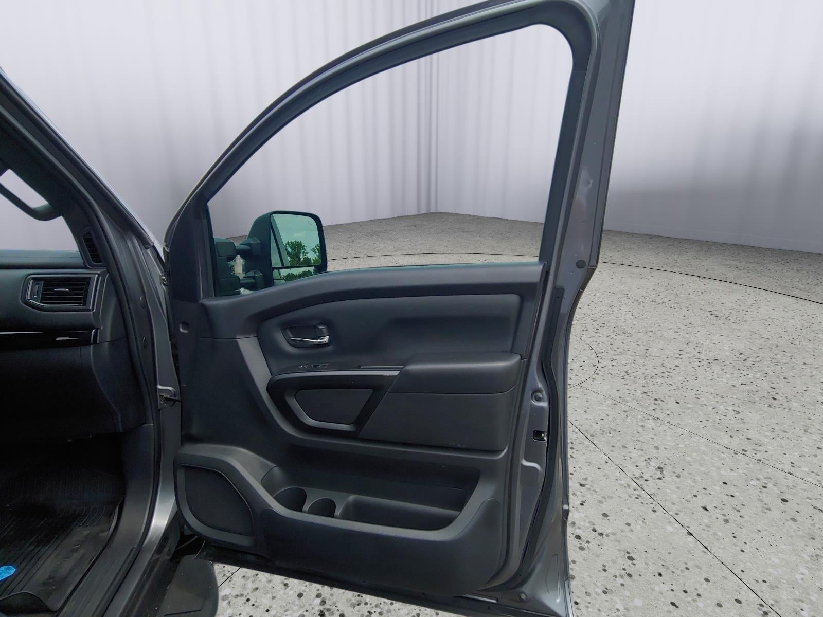 2023 Nissan Titan SV