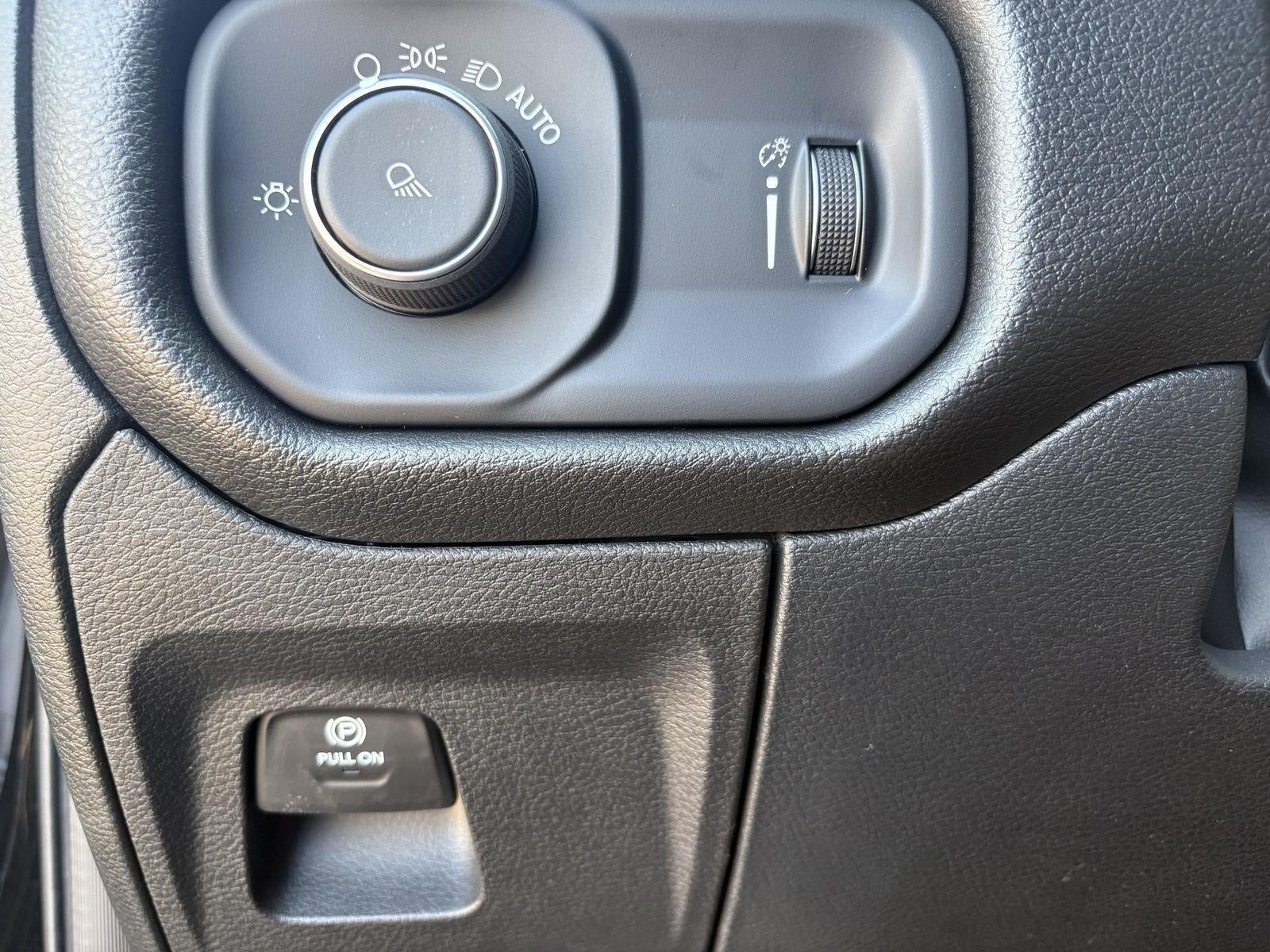 2026 RAM 1500 Tradesman Crew Cab 4x4 5'7' Box