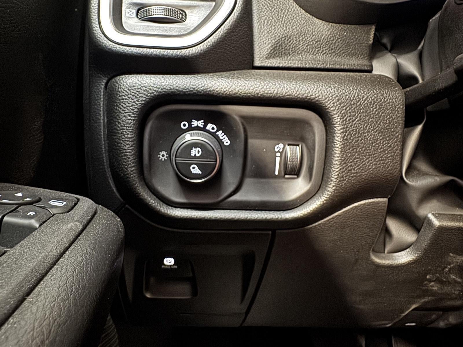 2026 RAM 1500 Express Crew Cab 4x4 5'7' Box