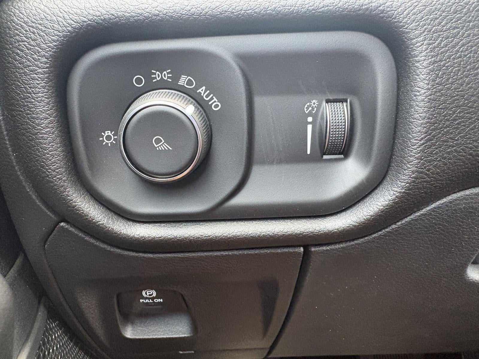 2026 RAM 1500 RAM 1500 TRADESMAN CREW CAB 4X4 5'7' BOX
