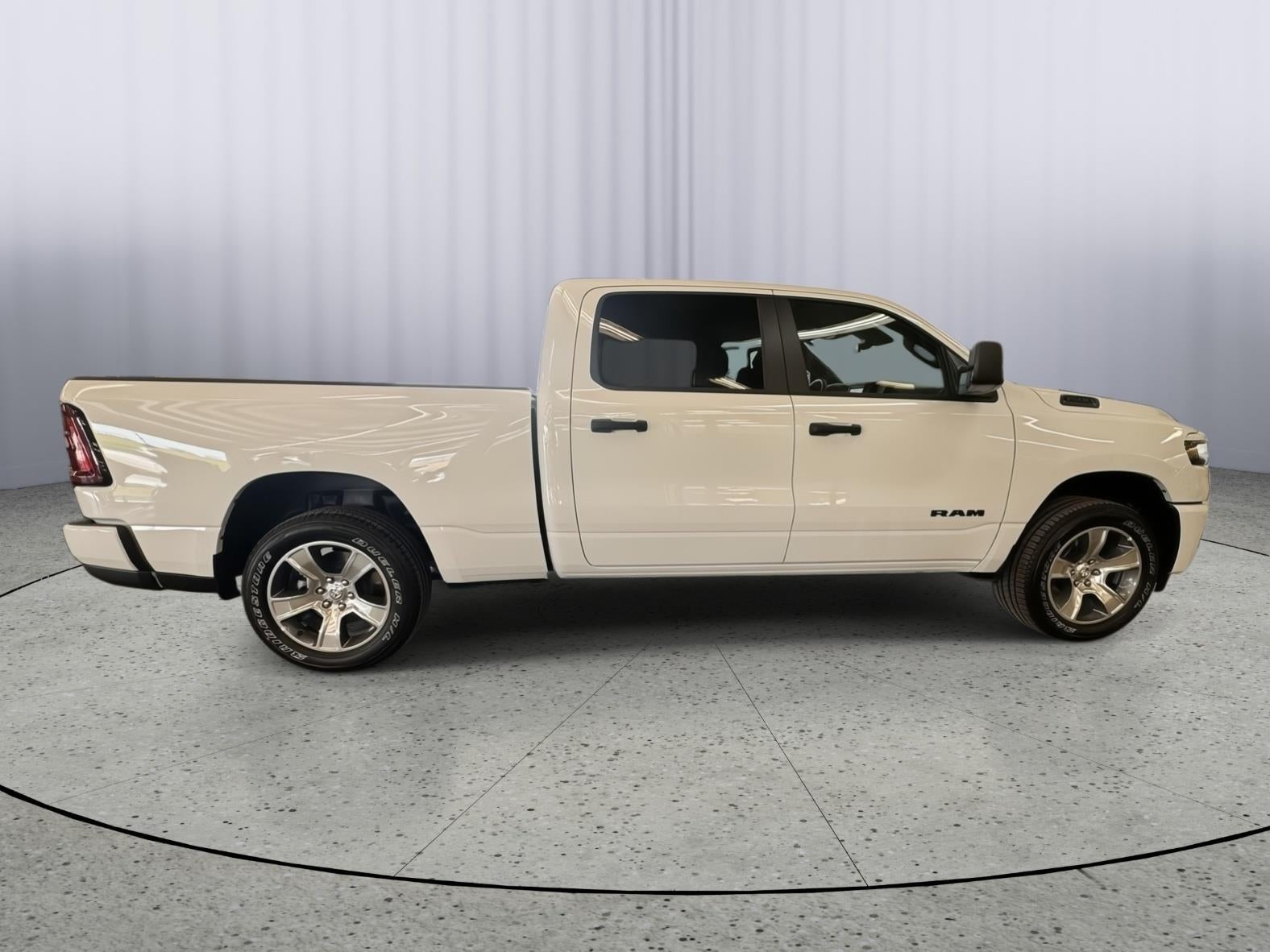 2026 RAM Ram 1500 RAM 1500 EXPRESS CREW CAB 4X4 6'4' BOX