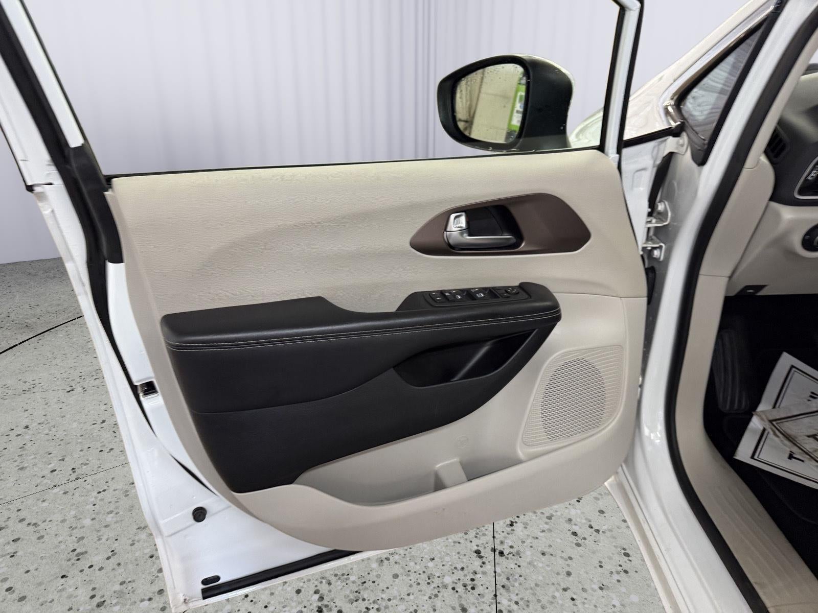 2022 Chrysler Voyager LX