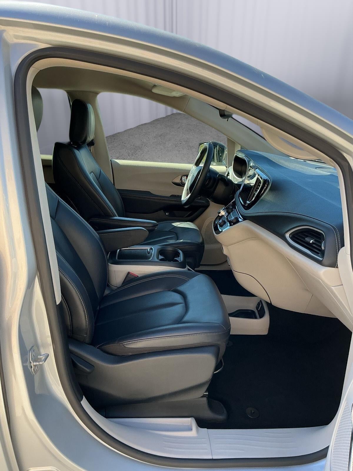 2024 Chrysler Pacifica Hybrid Select