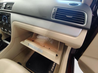 2012 Volkswagen Passat SE w/Sunroof & Nav PZEV