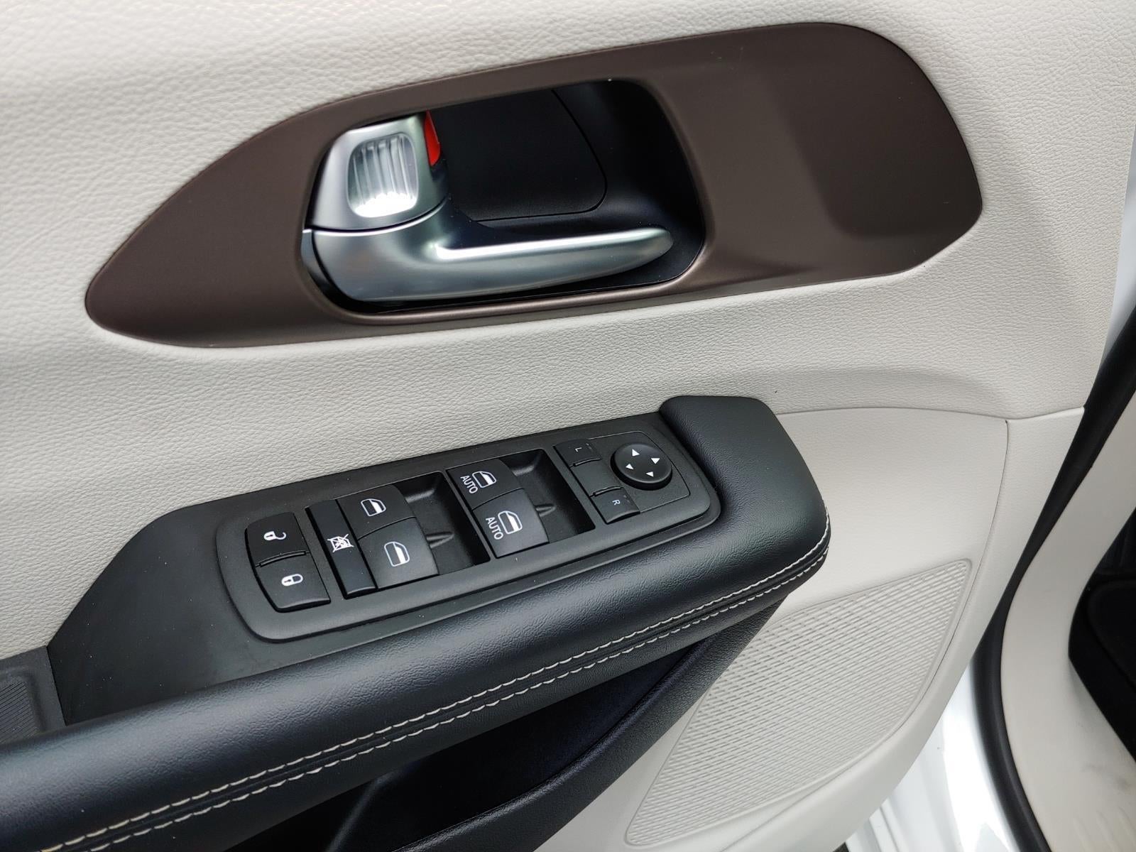 2022 Chrysler Voyager LX