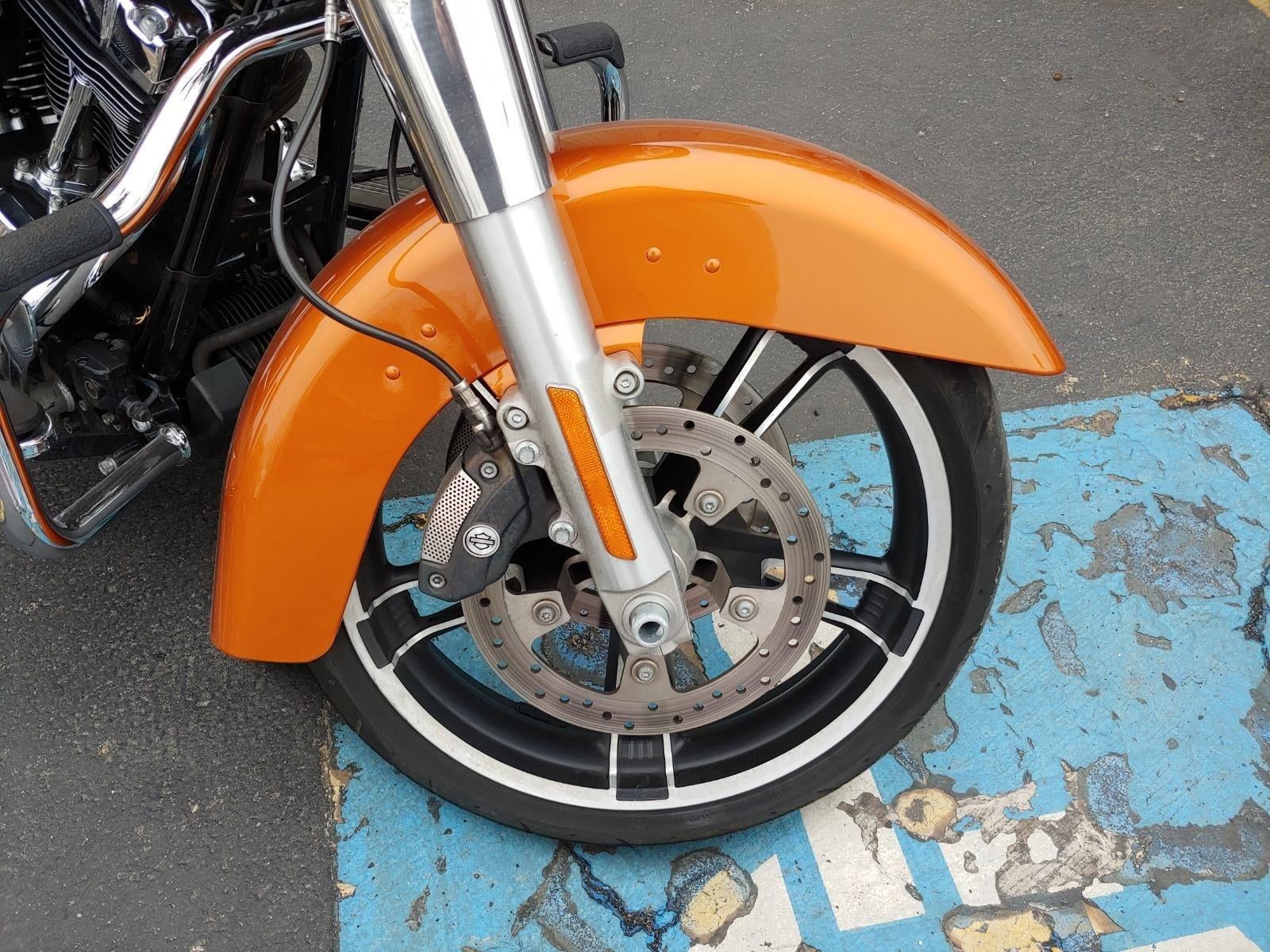 2016 HARLEY-DAVIDSON STREET GLIDE Base