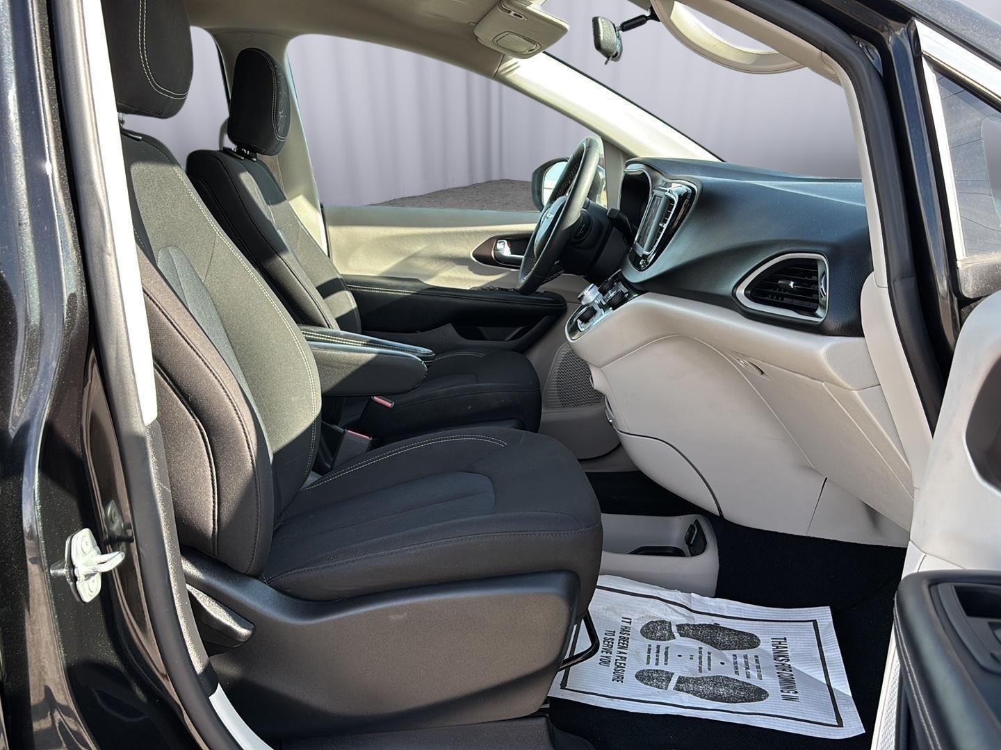 2022 Chrysler Voyager LX